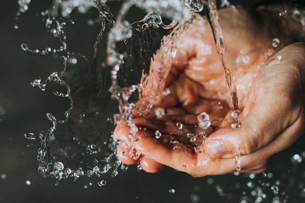 Como lavar roupa na mão: veja passo a passo e dicas para seguir