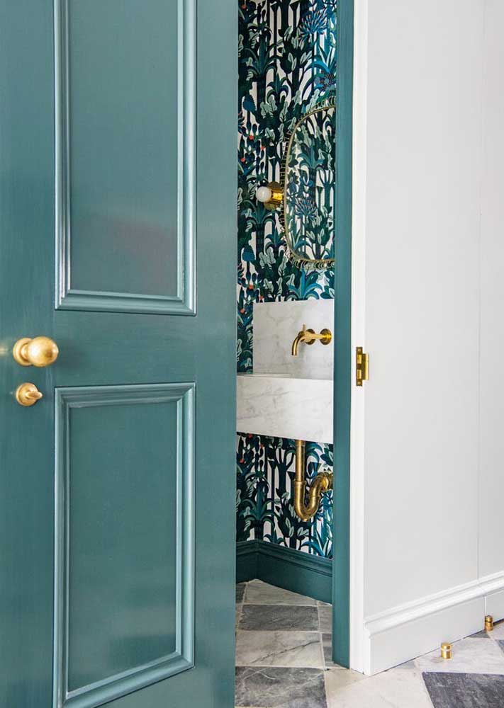Decoração para lavabo com papel de parede combinando com a cor da porta e do rodapé