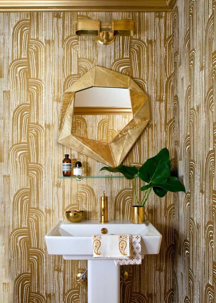 Papel de parede para lavabo rústico e dourado