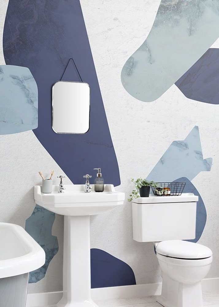 E o que acha de um papel de parede para lavabo com formas orgânicas em azul e branco?