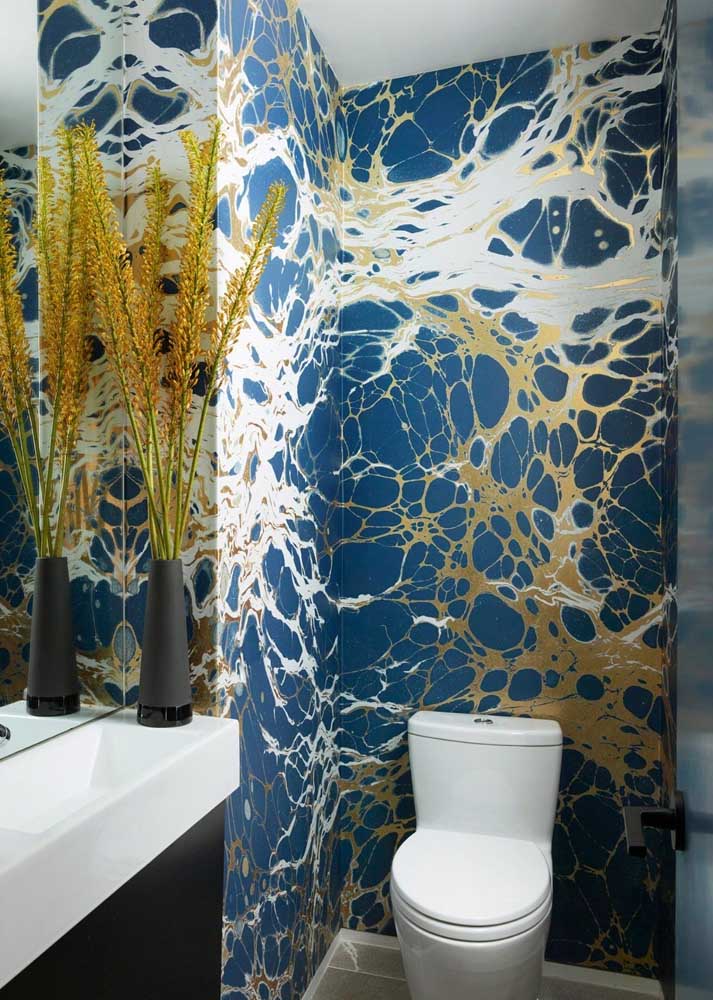 Mas se você prefere algo moderno e sofisticado, aposte em um papel de parede para lavabo azul e dourado