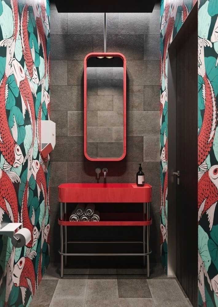 Aqui, o papel de parede para lavabo moderno combinou com a cor da bancada