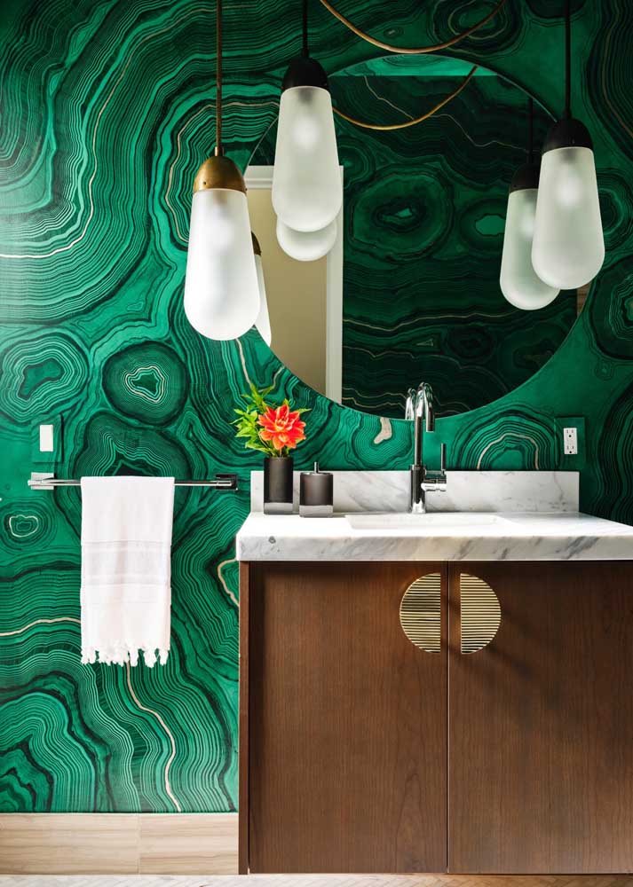 Que tal um papel de parede para lavabo verde em companhia de uma bancada de madeira? 