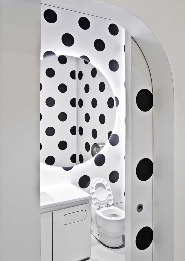 Uma estampa de poá moderna para a decoração de lavabo com papel de parede 