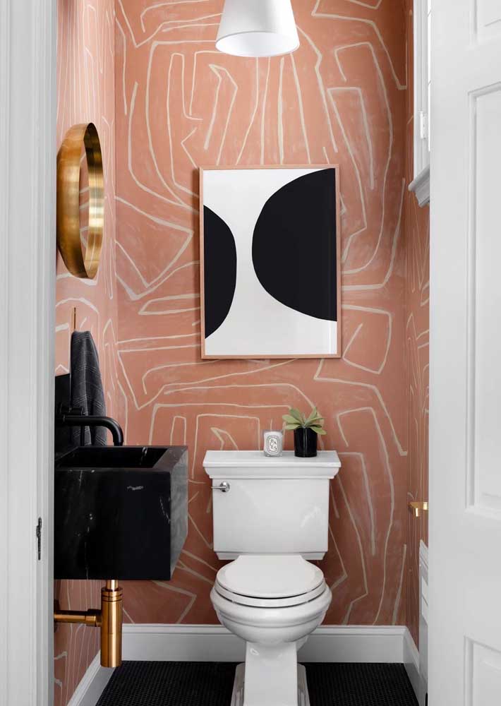 Papel de parede para lavabo rosa. A harmonia com os demais elementos é o charme do projeto 