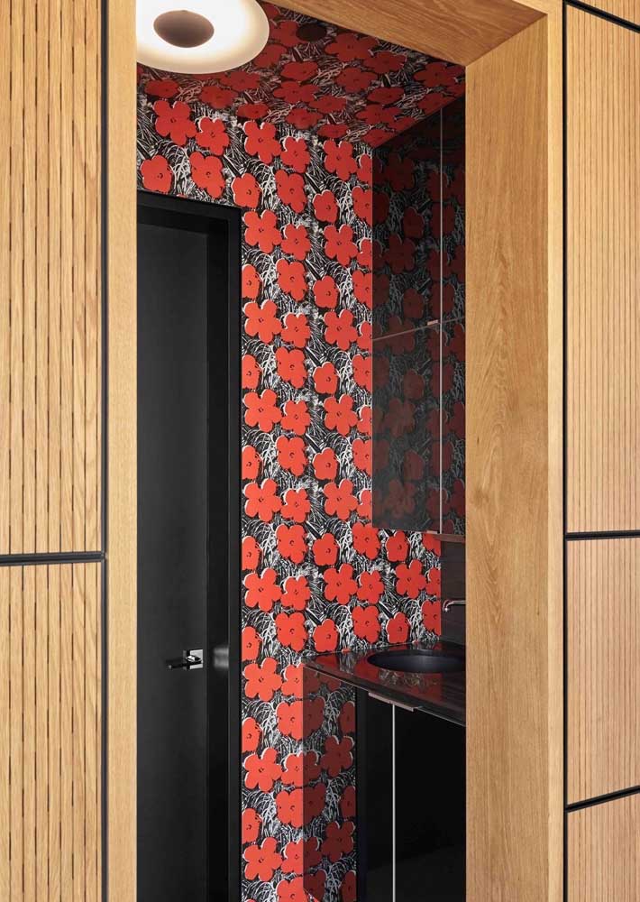 Papel de parede para lavabo floral. O fundo preto traz modernidade ao ambiente