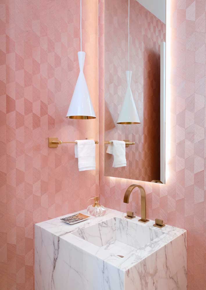 Papel de parede 3D para lavabo. As formas e as cores garantem o efeito