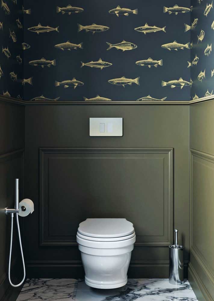 O papel de parede para lavabo moderno ganhou a companhia de um elemento clássico, a boiserie 