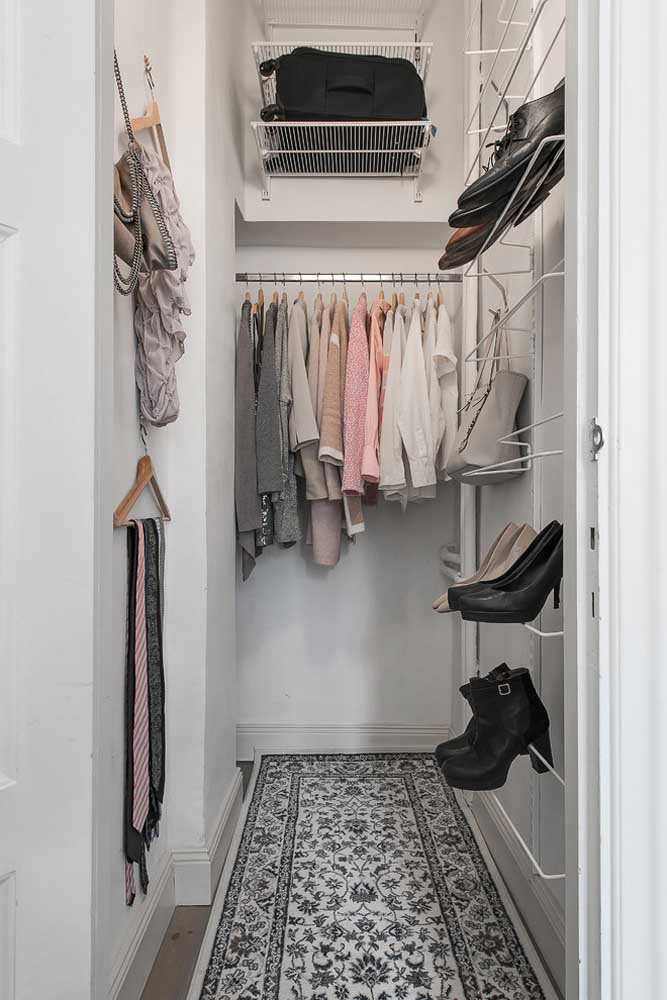A sapateira aramada ajuda a otimizar o espaço do closet pequeno
