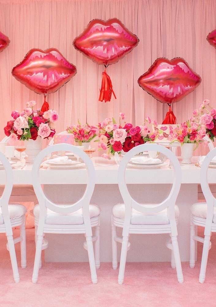 Caras e bocas na decoração cor de rosa da despedida de solteira