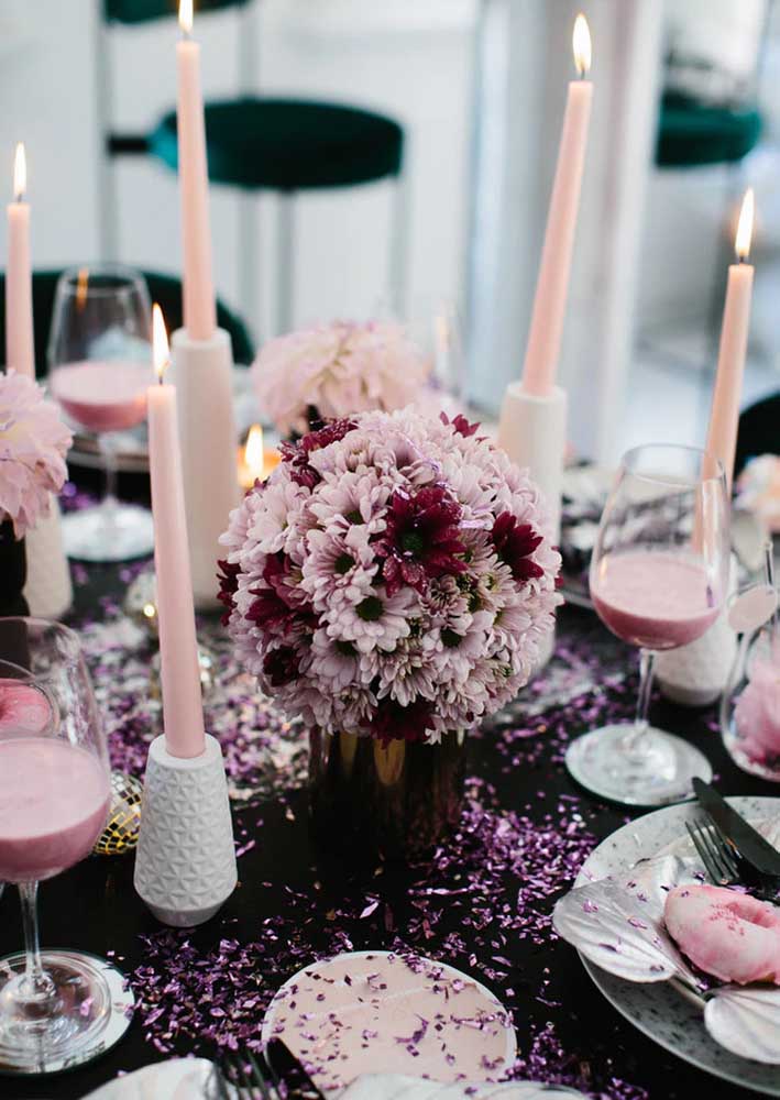 Velas e flores para glamourizar a festa de despedida de solteira