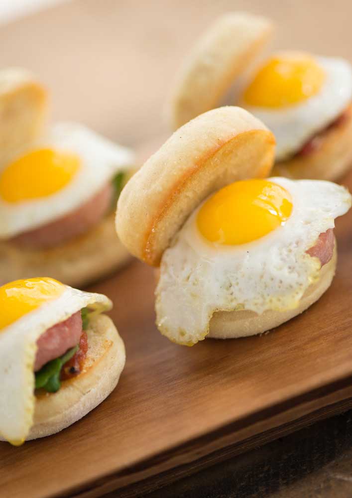 O clássico pão com ovo virou destaque da mesa posta de café da manhã 