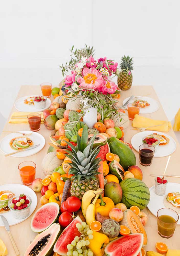 Mesa de café da manhã com frutas: elas decoram e integram o menu