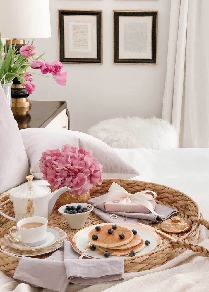 Café da manhã simples e romântico para servir na cama