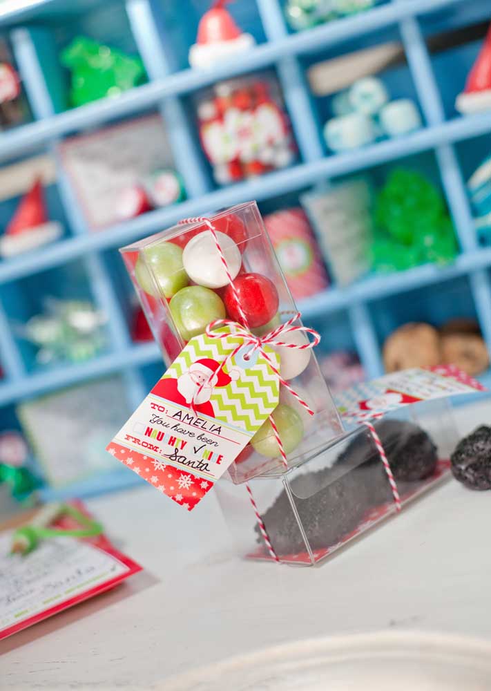 Essa outra ideia de lembrancinha de natal também é muito boa! A botinha de acrílico traz doces variados e coloridos