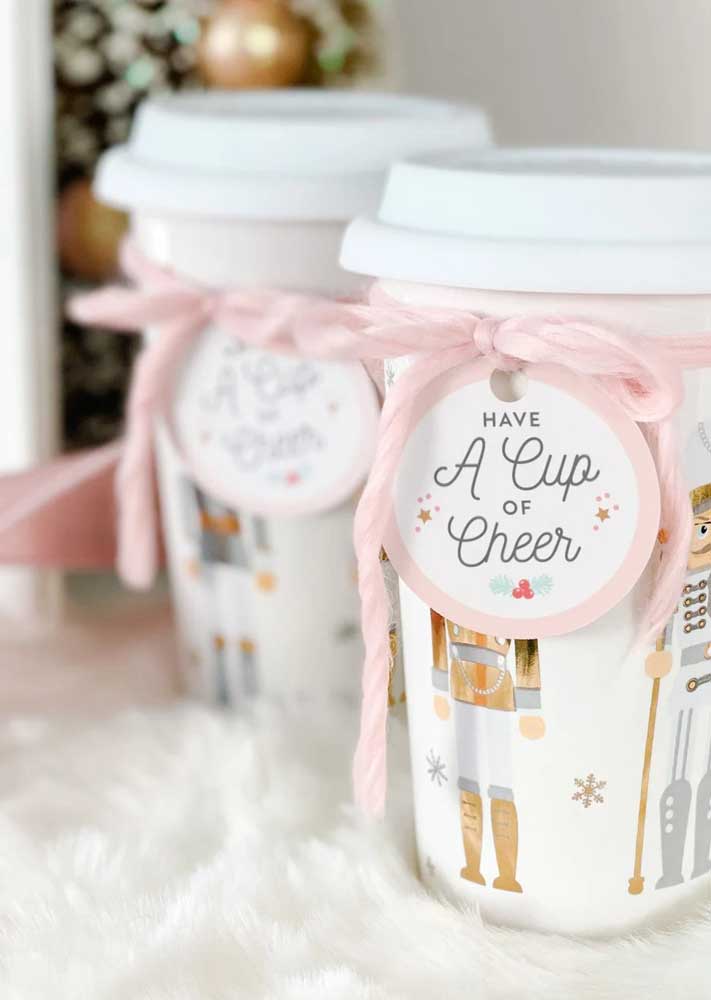 Sugestão de lembrancinha de natal simples: copos de café personalizados para o natal