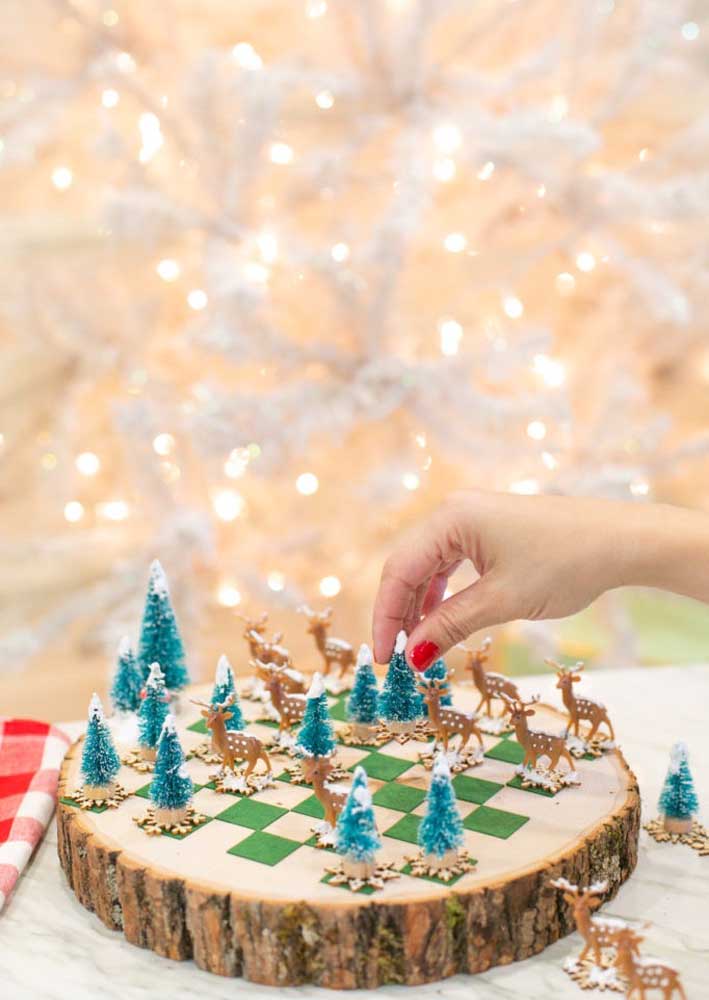 Um jogo de damas criativo e original feito com miniaturas de pinheiro