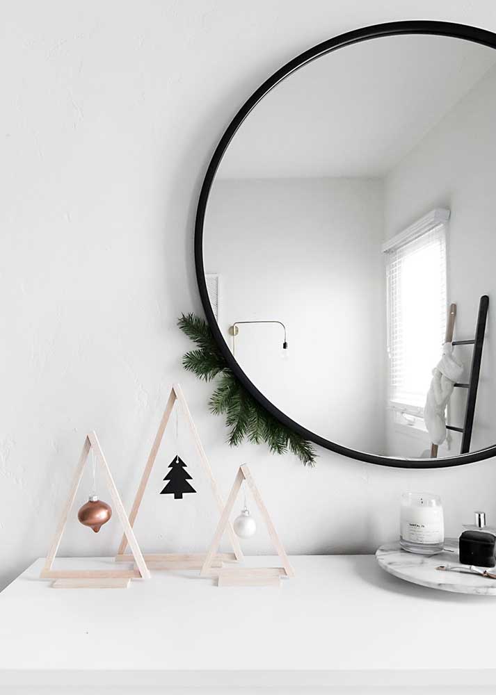 Mini pinheiro de natal com design moderno e minimalista