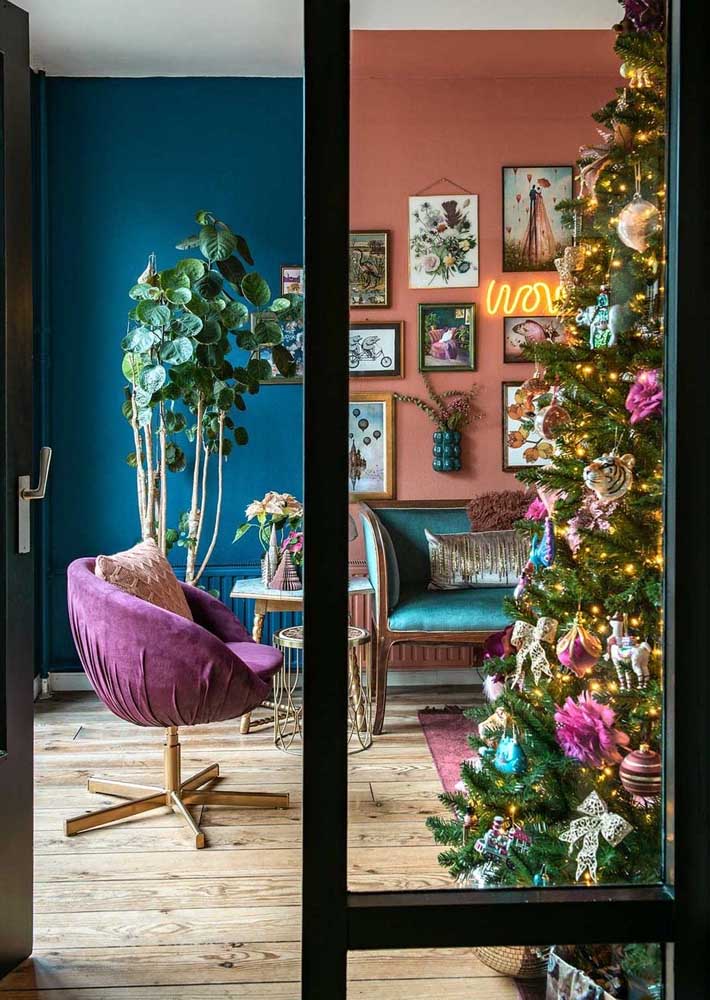 Pinheiro de natal natural com enfeites rosa e azul combinando com a decoração da sala