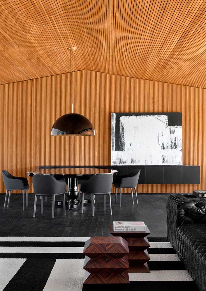 A madeira ajuda a trazer conforto para a sala de jantar grande moderna