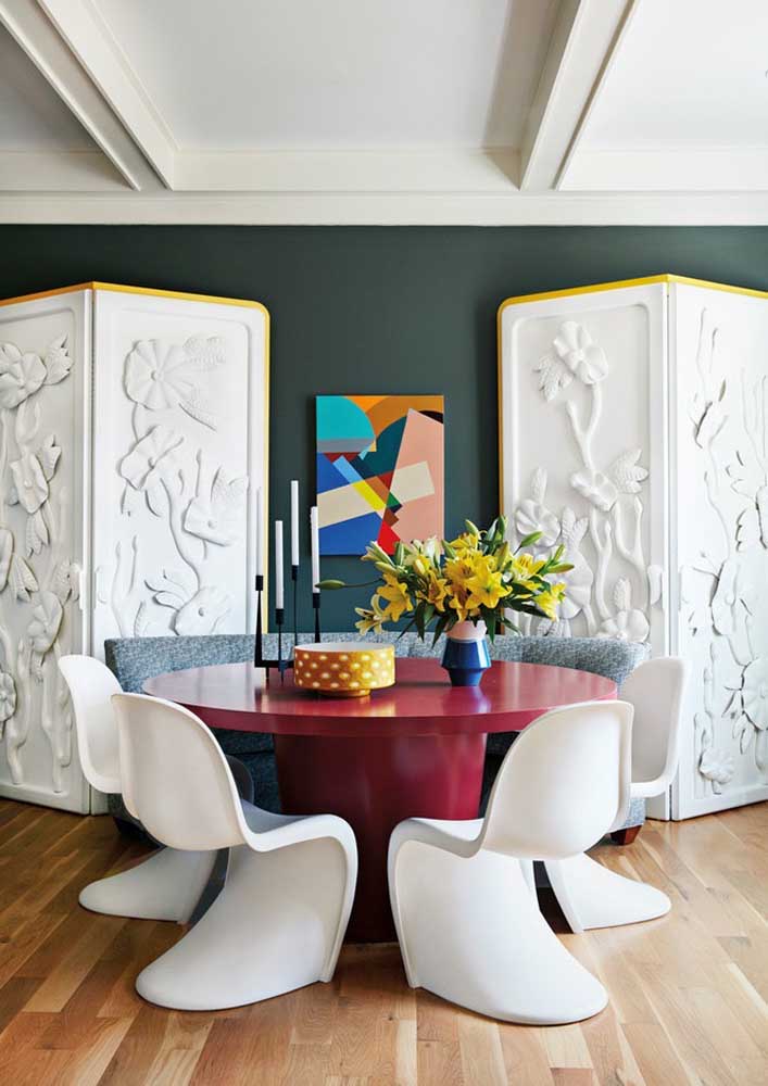 O que uma paleta de cores e algumas cadeiras modernas podem fazer pela decoração da sala de jantar grande, não é mesmo?