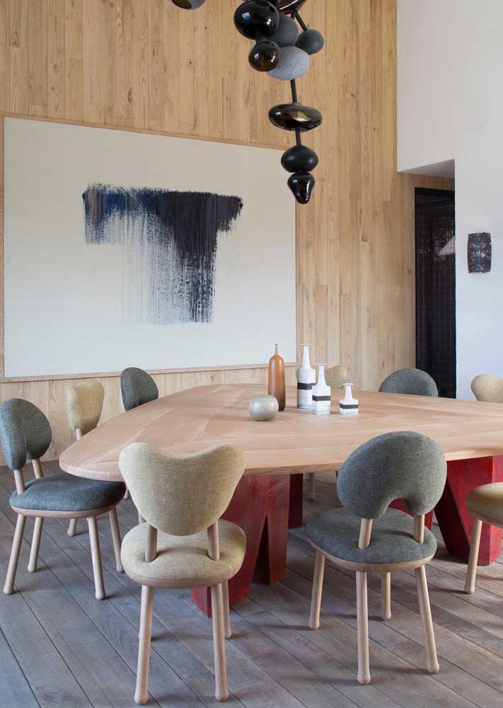 A sala de jantar grande permite inovar até mesmo no formato da mesa 