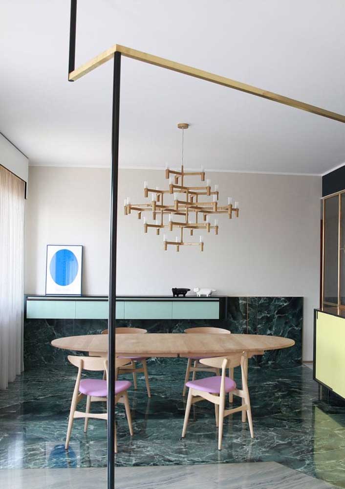 O que acha dessa sala de jantar grande moderna com piso de mármore verde?