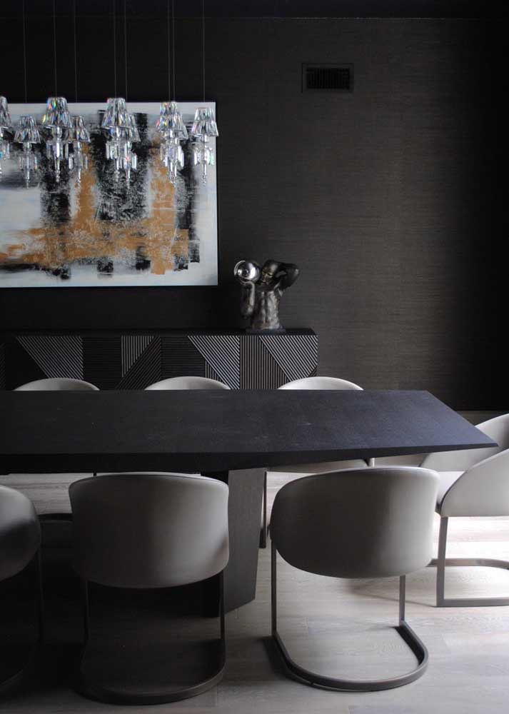 Sala de jantar grande de luxo toda preta: a cor da sofisticação