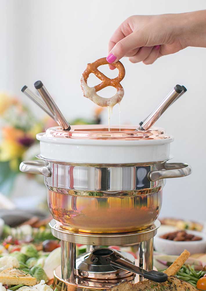 Aqui, a dica de acompanhamento para o fondue de chocolate são pretzels