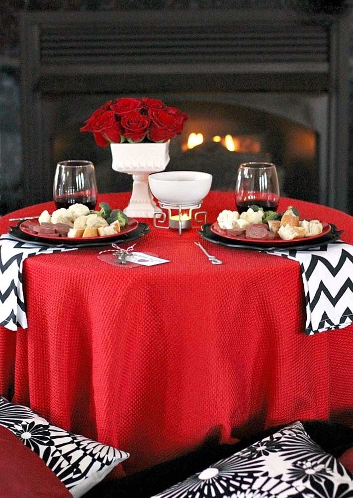 A decoração da mesa de fondue garante o toque de romantismo