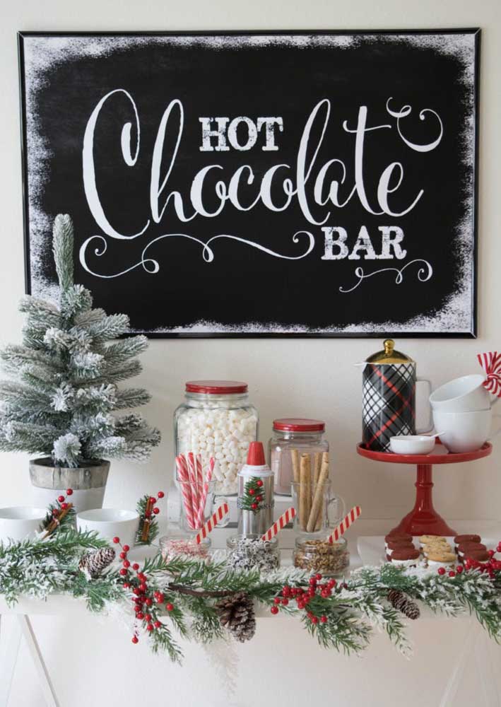 Decoração de mesa natalina para servir chocolate quente e biscoitos