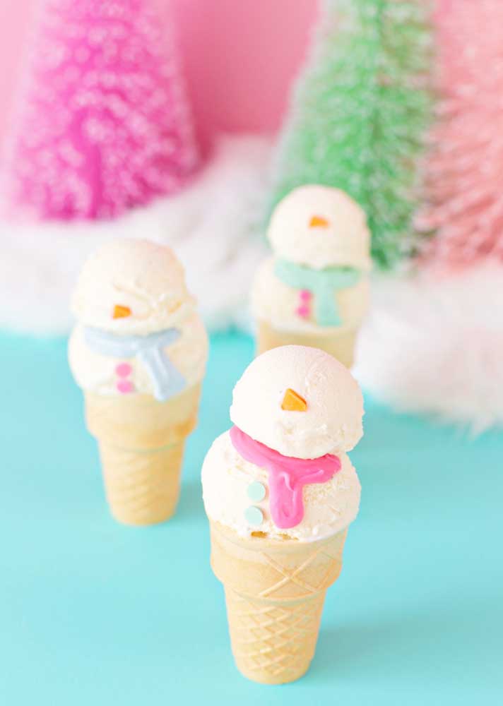 E se o sorvete ganhar formato de boneco de neve? Uma boa maneira de unir a decoração natalina tradicional com algo mais tropical