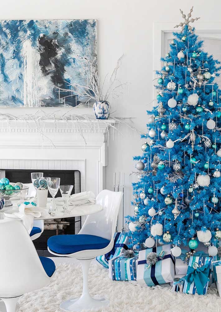 Já pensou em fazer uma decoração natalina branca e azul? Super moderno!
