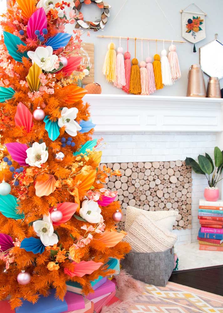 Decoração natalina para sala com árvore de natal enfeitada com flores