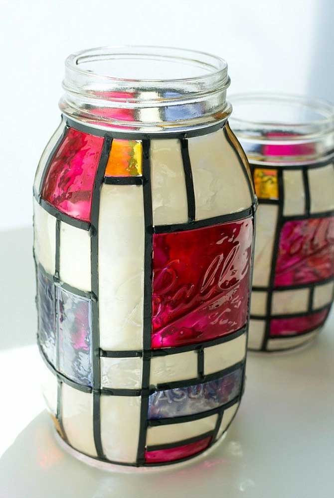 Vidros decorados com tinta vitral e acrílica para criar um efeito criativo e original 