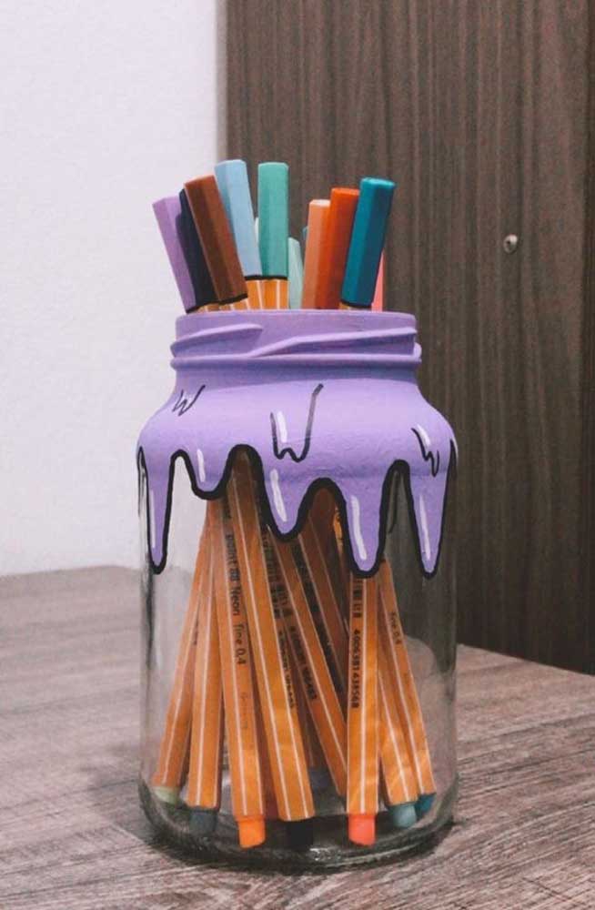 Vidros decorados com tinta combinando com a proposta de uso do objeto