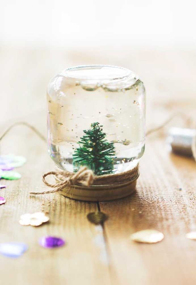 Já pensou em fazer uma decoração de natal usando vidros decorados?