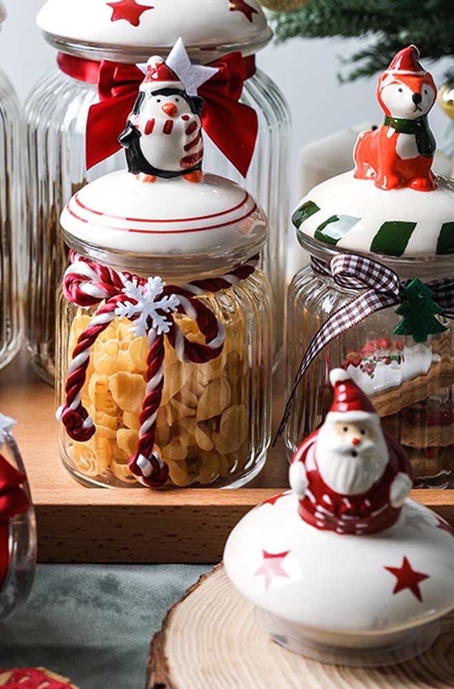 Vidros decorados com biscuit para celebrar o natal. Para isso, invista nas cores e símbolos típicos dessa data