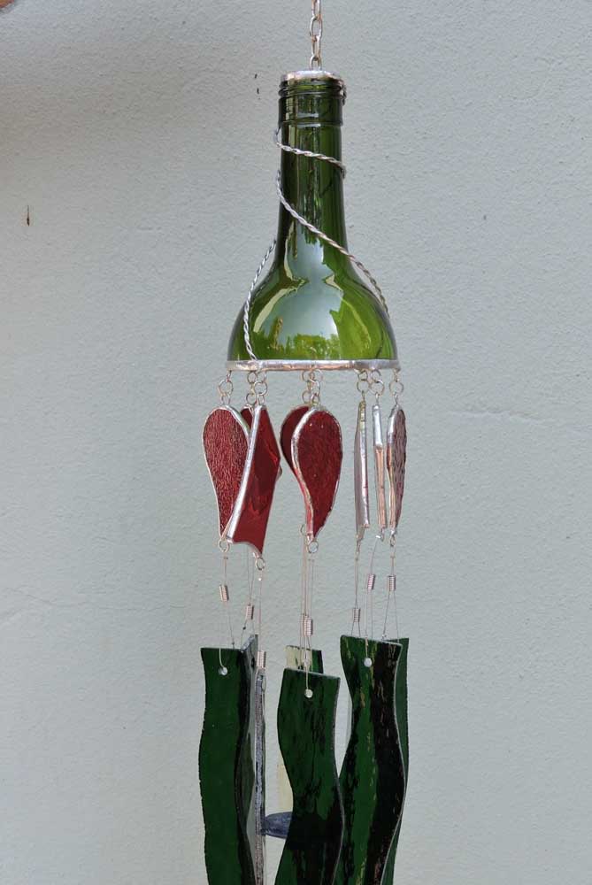E o que acha de fazer um sino dos ventos a partir de uma garrafa de vidro decorada?