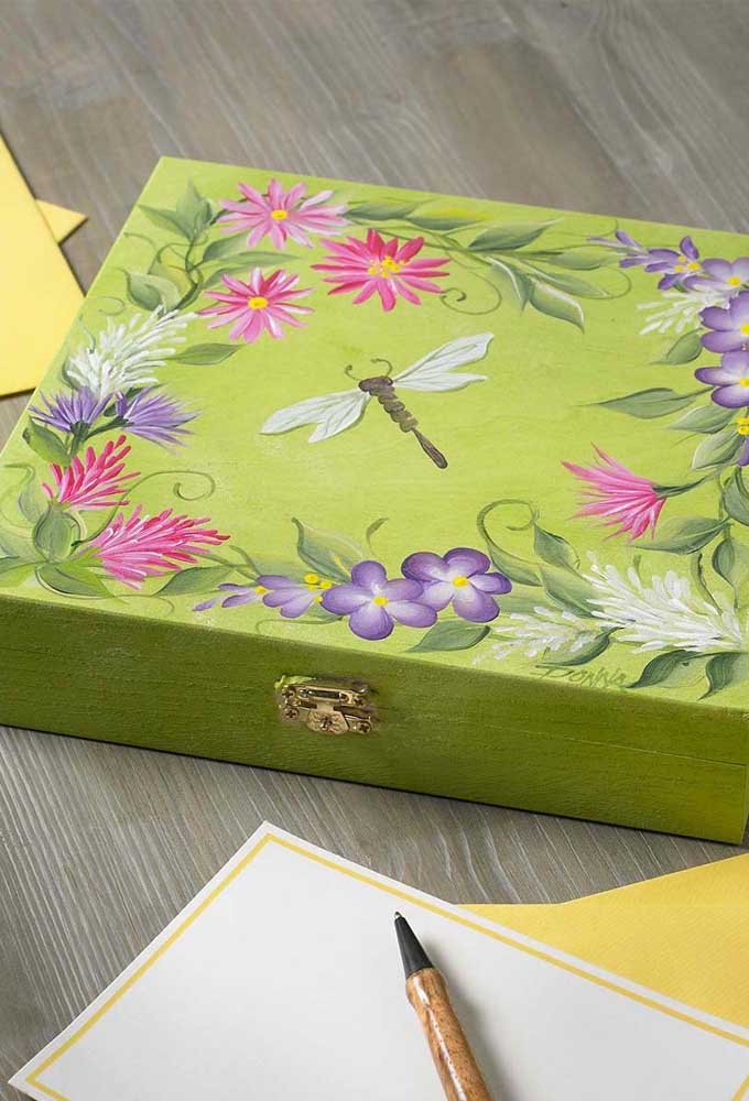 Caixa de MDF decorada com pintura. Combine cores e figuras para deixar a caixa ainda mais bonita