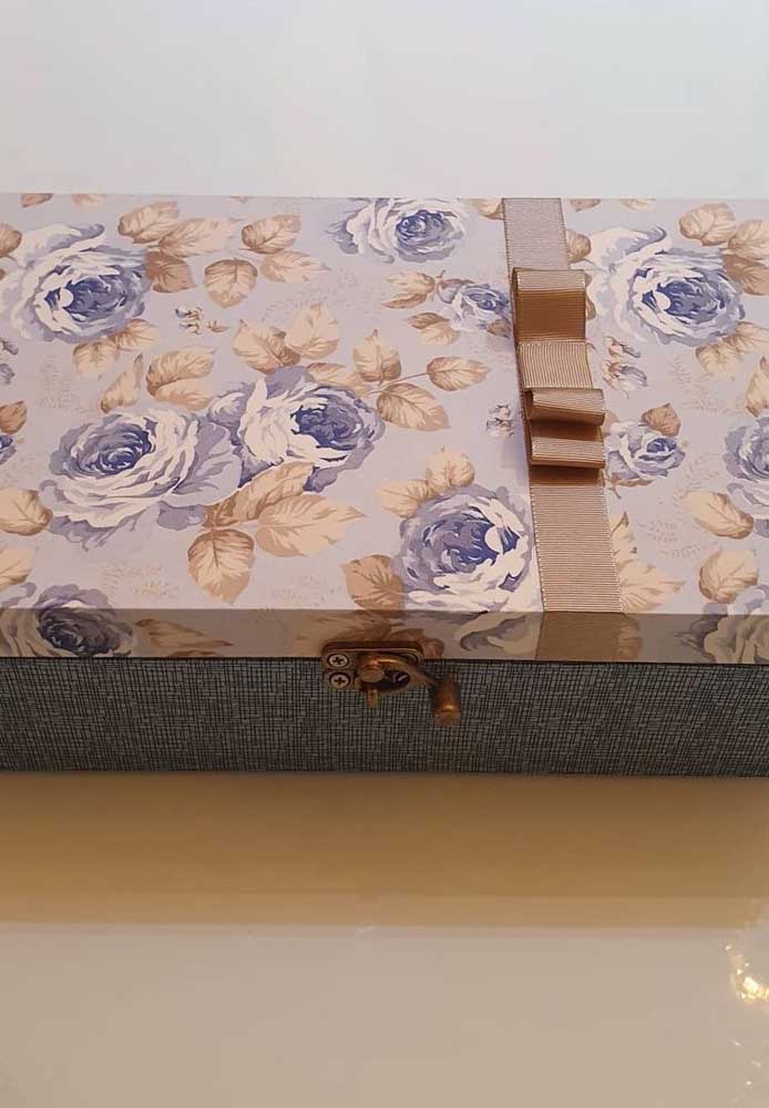Caixa de MDF decorada com tecido e fitas. Aproveite e troque o ganchinho por um modelo que combine com a decoração da peça