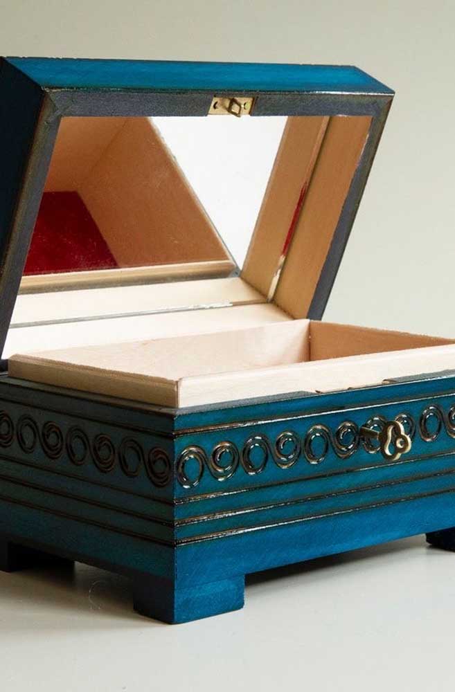 Caixa de bijuterias em MDF decorada e revestida por dentro com tecido e espelho