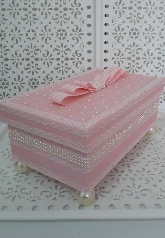 Caixa de MDF decorada com pérolas e renda no fundo cor de rosa: super delicada e feminina