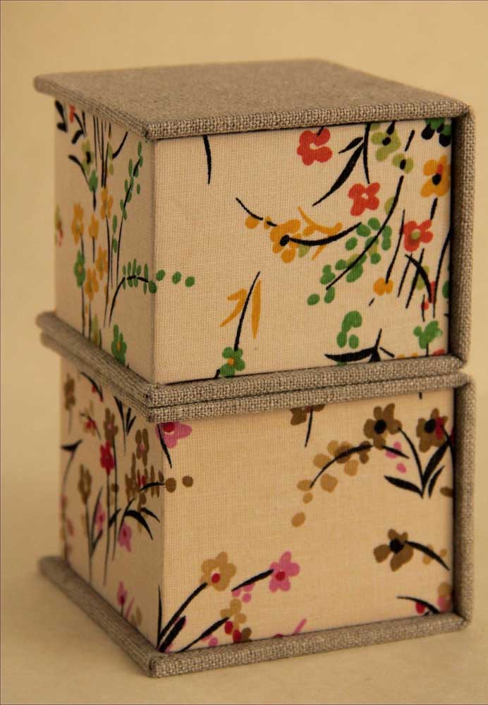 Em uma versão menor, essa caixa de MDF decorada com tecido é perfeita para organizar pequenos itens