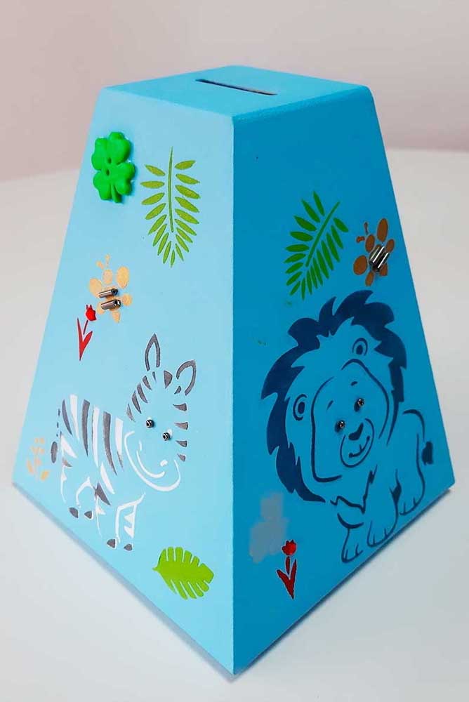 Caixa de MDF decorada com tema infantil em formato de cofrinho
