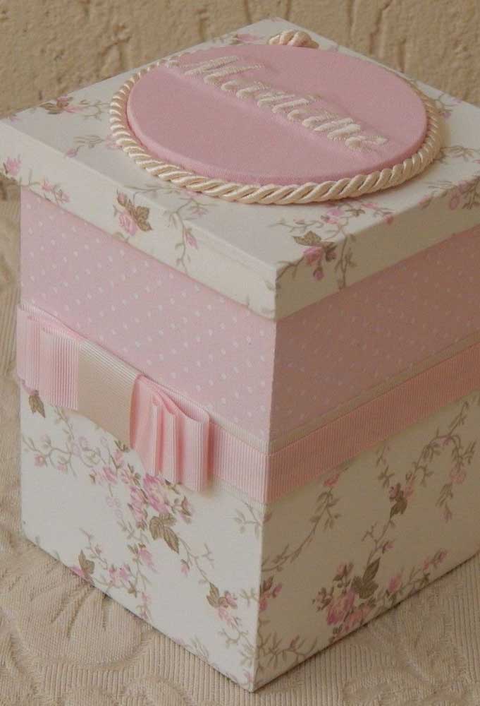 Caixa de MDF decorada com tecido e fitas em uma proposta bem feminina e delicada