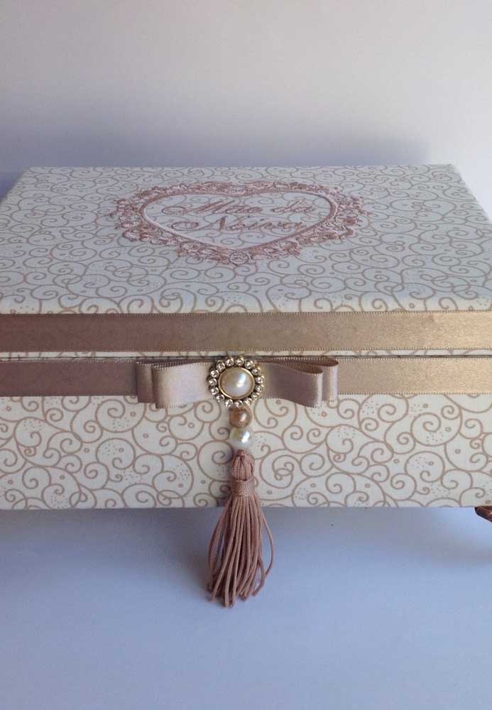 Caixa de MDF decorada para casamento com tecido e fitas de cetim