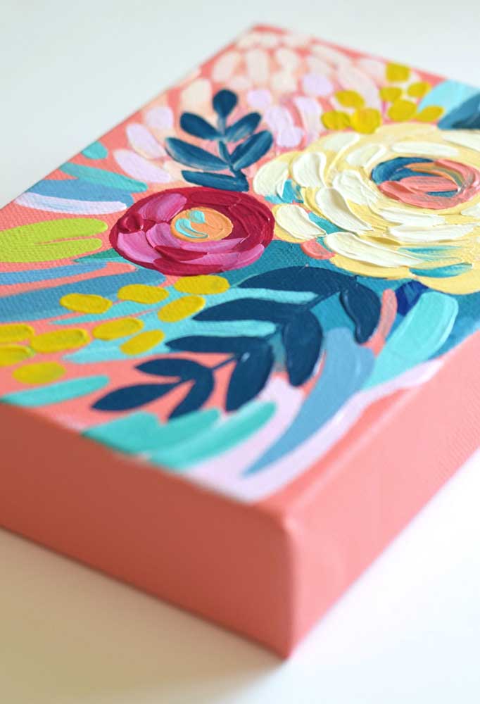 Caixa de MDF decorada com pintura rústica, colorida e alegre
