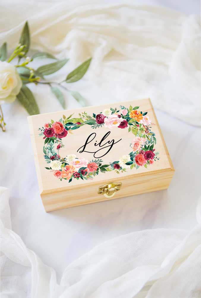 Caixa de MDF decorada com pintura floral delicada e romântica 