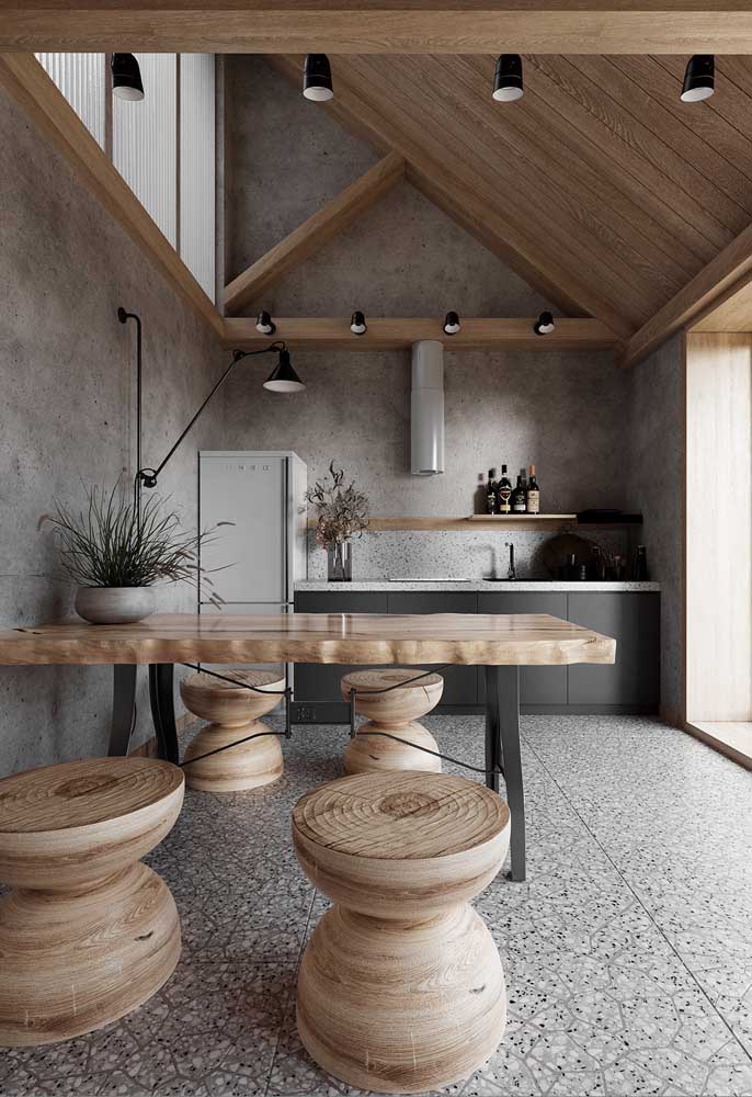 Cozinha grande rústica com piso de granilite, cimento queimado e móveis de madeira 